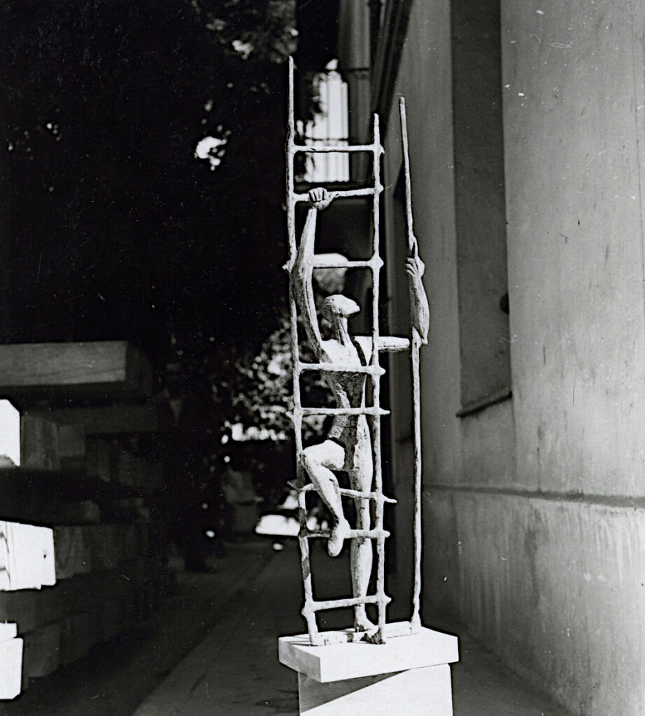 Escultura-Lapayese-Subiendo al trapecio Escultura-Lapayese-Subiendo al trapecio