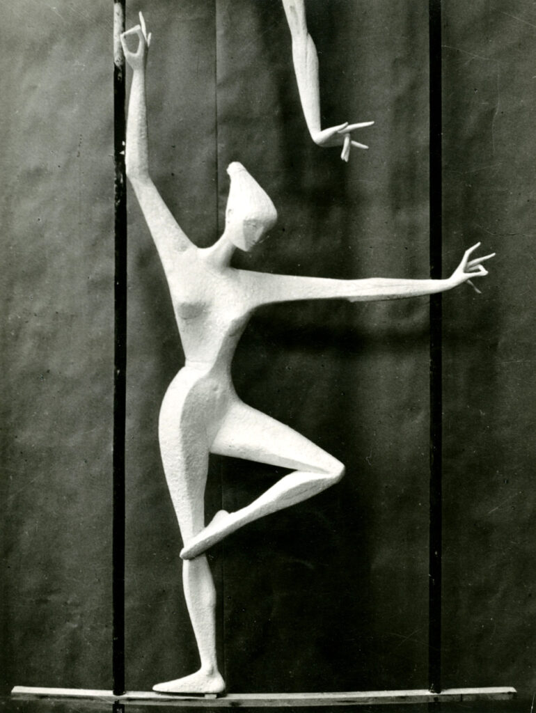 Escultura-Lapayese-Trapecistas, ella Escultura-Lapayese-Trapecistas, ella