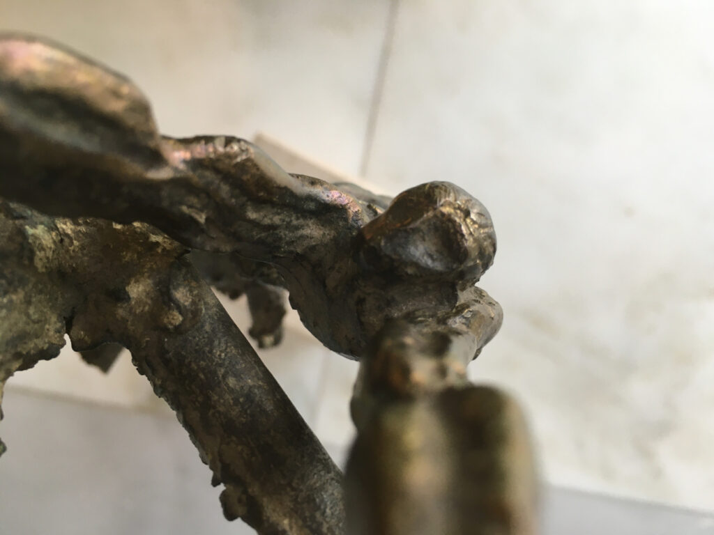 Escultura-Lapayese-trepador en árbol Escultura-Lapayese-trepador en árbol