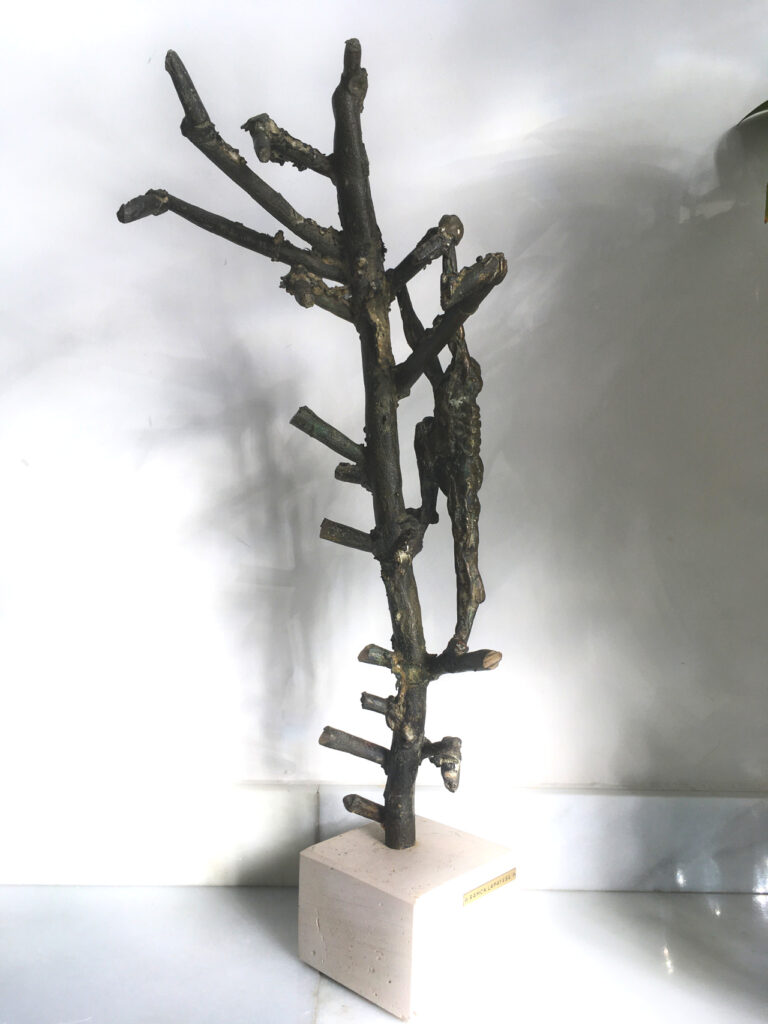 Escultura-Lapayese-trepador en árbol Escultura-Lapayese-trepador en árbol