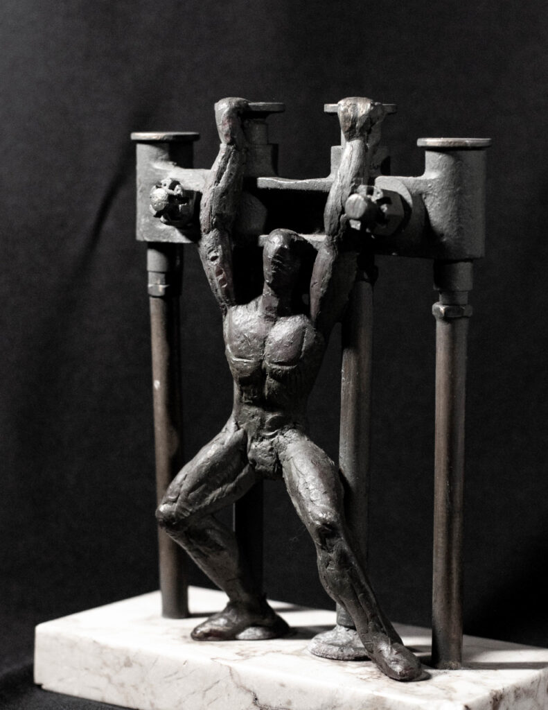 Escultura-Lapayese-Forzudo, bronce y hierro reciclado Escultura-Lapayese-Forzudo, bronce y hierro reciclado