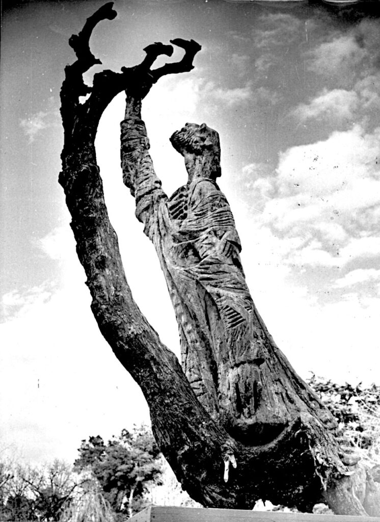 Escultura-Lapayese-Jesús en el Huerto de los Olivos. Bronce. 280 x 75 x 62 cm Escultura-Lapayese-Jesús en el Huerto de los Olivos. Bronce. 280 x 75 x 62 cm