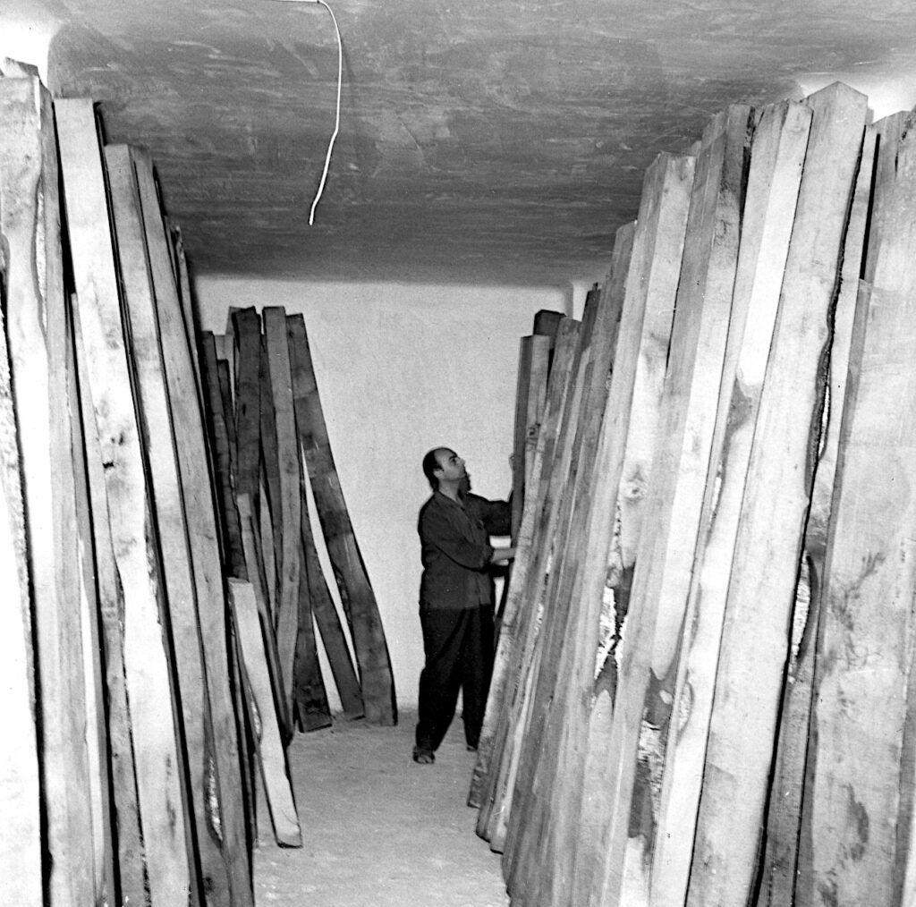 Lapayese-Escultura-Almacén de madera en el estudio Lapayese-Escultura-Almacén de madera en el estudio