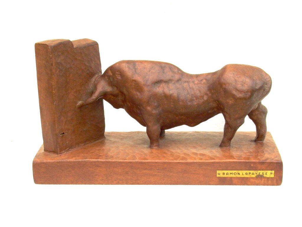 Lapayese - escultura - tauromaquia - toro - torero - Contra el burladero - talla en madera - 1974 Lapayese - escultura - tauromaquia - toro - torero - Contra el burladero - talla en madera - 1974