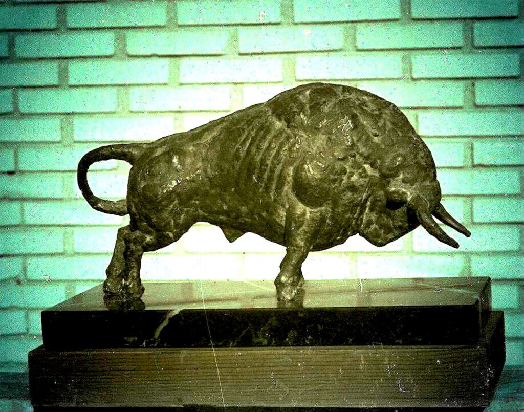 Lapayese - escultura - tauromaquia - toro - torero - Embestida - bronce - 1975 Lapayese - escultura - tauromaquia - toro - torero - Embestida - bronce - 1975