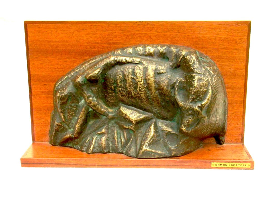 Lapayese - escultura - tauromaquia - toro - torero - Pase-por-bajo-altorrelieve en bronce Lapayese - escultura - tauromaquia - toro - torero - Pase-por-bajo-altorrelieve en bronce