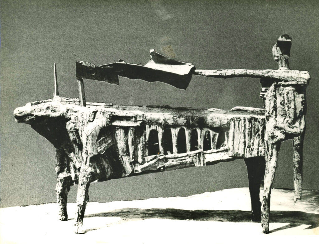 Lapayese - escultura - tauromaquia - Toro y torero 01 - tamaño natural - madera, cuero y hierro - Medalla de Oro Bienal de Zaragoza, 1962 Lapayese - escultura - tauromaquia - Toro y torero 01 - tamaño natural - madera, cuero y hierro - Medalla de Oro Bienal de Zaragoza, 1962