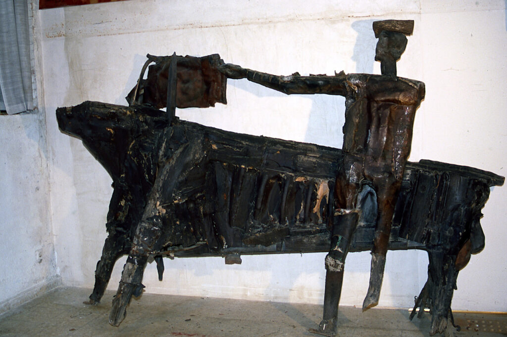 Lapayese - escultura - tauromaquia - Toro y torero - tamaño natural - madera, cuero y hierro, restauración dañada, general, 1995 Lapayese - escultura - tauromaquia - Toro y torero - tamaño natural - madera, cuero y hierro, restauración dañada, general, 1995