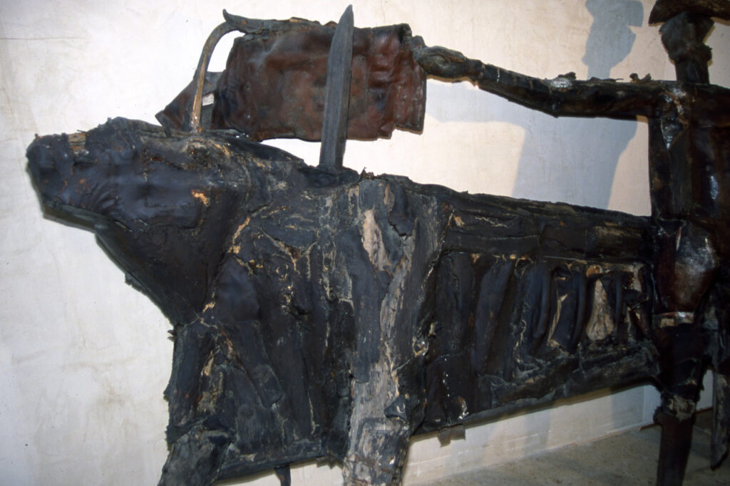 Lapayese - escultura - tauromaquia - Toro y torero - tamaño natural - madera, cuero y hierro, restauración dañada, detalle, 1995 Lapayese - escultura - tauromaquia - Toro y torero - tamaño natural - madera, cuero y hierro, restauración dañada, detalle, 1995